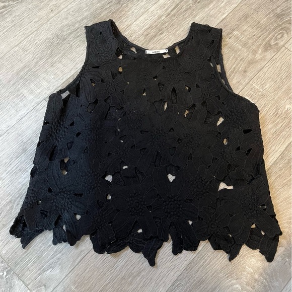 ANTHROPOLOGIE Black Lace Floral Appliqué Eyelet Sleeveless Top Cutouts Size S/M - Picture 3 of 13